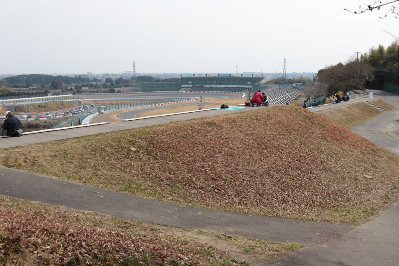 D席（D5）スタンド裏の土手を上る