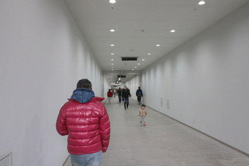 パドックトンネルをグランドスタンド裏のGPスクエア方面に