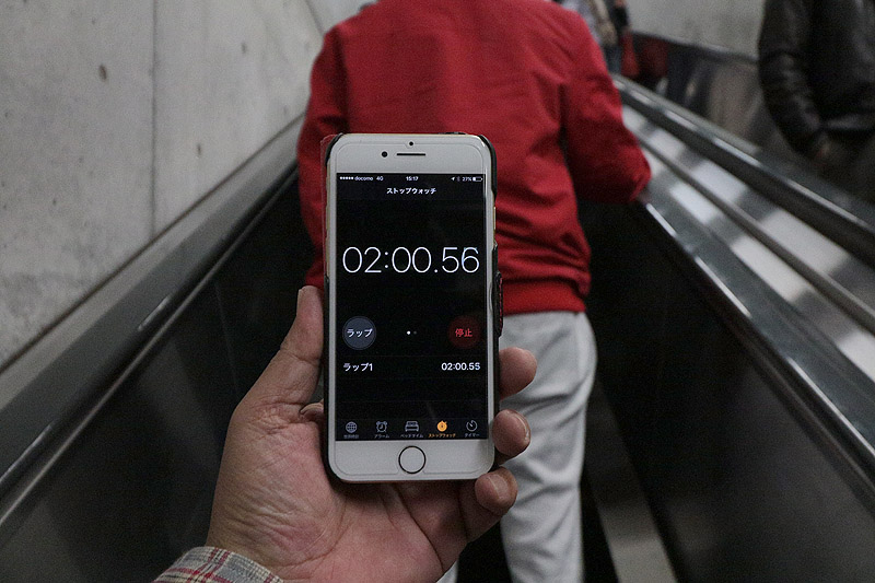 エスカレーターに乗って2分経過