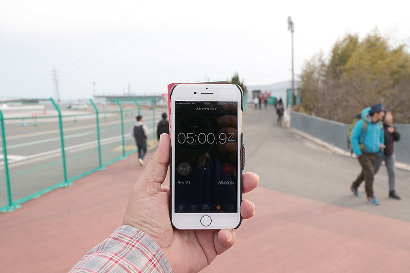 橋を渡り、交通教育センター（左側）の脇で5分経過