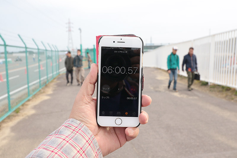 A席スタンド（右側）の裏で6分経過