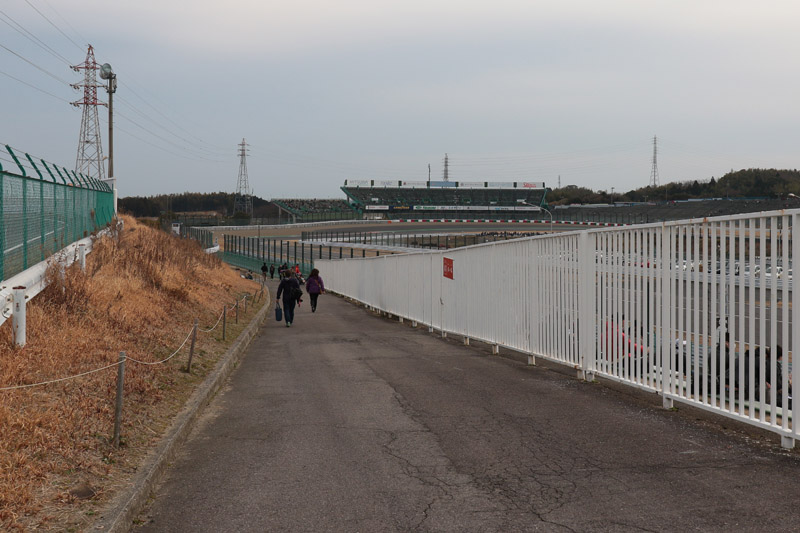 1コーナー方向に坂を下る