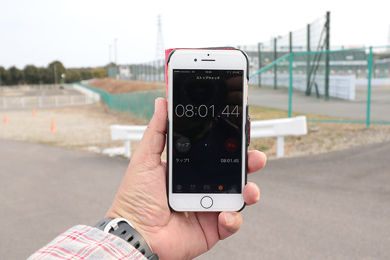 コース上の1コーナー手前50m看板付近で8分経過