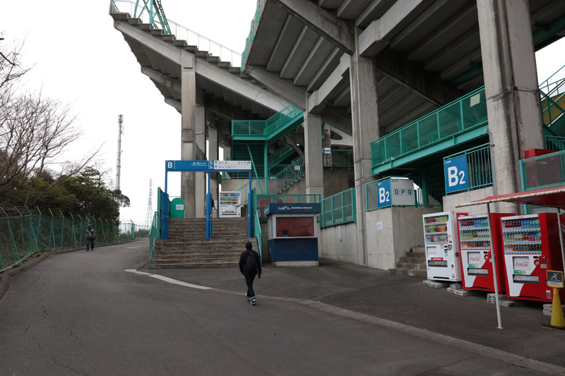 B席スタンド裏を進む