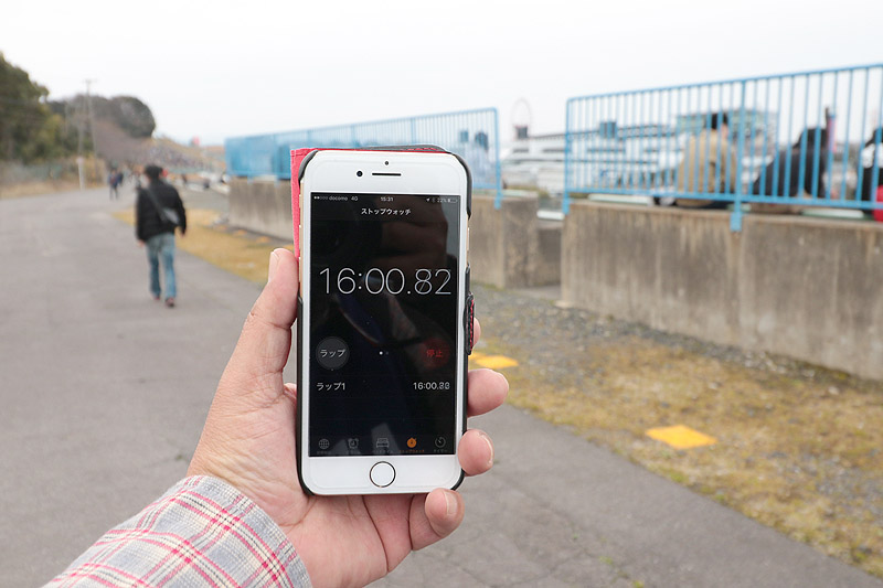 C席スタンドは長い。16分経過もまだC席スタンド裏