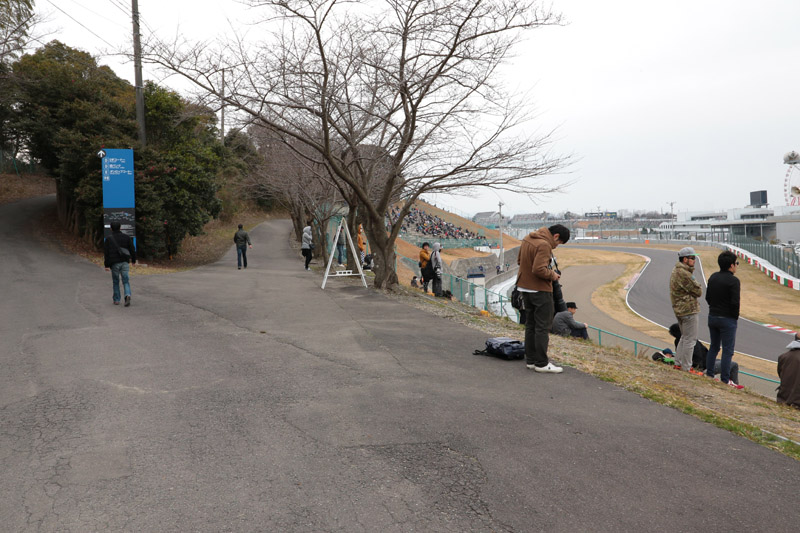 C席横のF1カメラマンエリア付近からD席（D5）スタンドへ