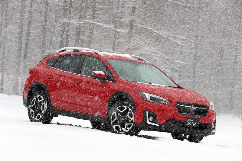 雪景色の中の新型「XV」。SGP採用SUV第1弾であるとともに、「富士重工業株式会社」から「株式会社SUBARU」となって、初の新型車となる