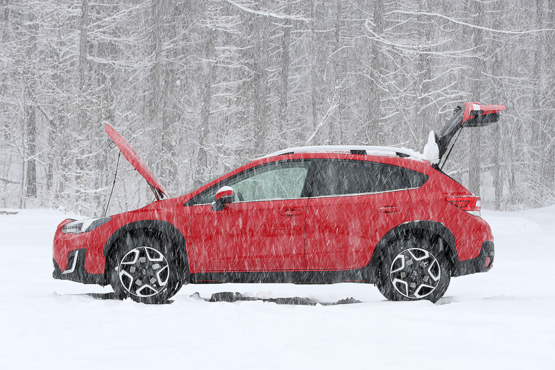 新型「XV」のサイドビュー。折角なのでボンネットとリアゲート開けて撮影。Aピラー付け根の部分がしっかりしているのが分かる。歩行者エアバッグの装備空間でもあり、SGPならではの剛性設計が垣間見える