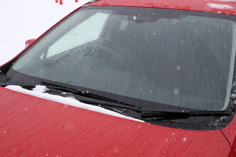 雪の中でエンジンをかけながら撮影。2.0i-S EyeSightは、フロントワイパーデアイサーなどがセットになったクリアビューパック（他グレードはオプション）を装備。そのため、視界確保に必要な部分に雪は積もっていない。気温は0℃近辺で、雪の積もり具合の参考になるだろうか？