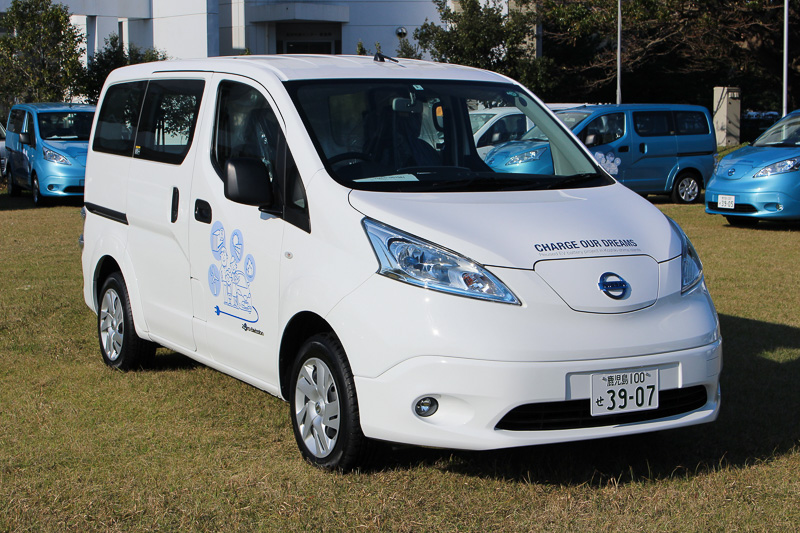 e-NV200は走行時にCO2を排出せず、さらに「走る蓄電池」として屋外などでの電源供給も可能