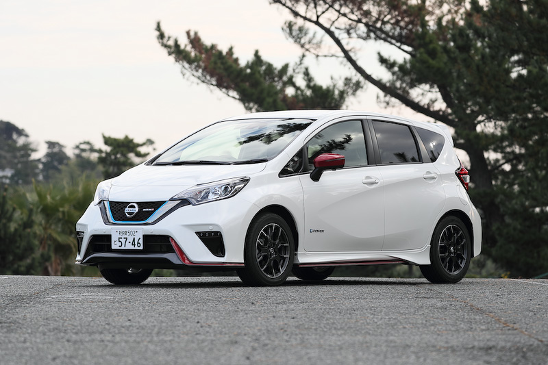 ノート e-POWER NISMOのエクステリアでは専用のフロントグリル、リアバンパー（リアフォグランプ付）、ルーフスポイラー、サイドシルプロテクター、LEDハイパーデイライト（車幅灯連動）、シャークフィンアンテナを装備。また、NISMO仕様らしくフロントクロスバー、フロントサスペンションメンバーステー（トンネルステー）、トンネルステー、リアサスペンションメンバーステー、リアクロスバーなどでボディ補強を行なうとともに、専用チューニングコンピューター（VCM）を搭載して独自のアクセルレスポンスや回生力を実現。足下は16インチアルミホイールに横浜ゴム「DNA S.drive」（195/55 R16）を組み合わせる