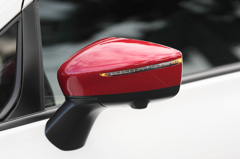 ノート e-POWER NISMOのエクステリアでは専用のフロントグリル、リアバンパー(リアフォグランプ付)、ルーフスポイラー、サイドシルプロテクター、LEDハイパーデイライト(車幅灯連動)、シャークフィンアンテナを装備。また、NISMO仕様らしくフロントクロスバー、フロントサスペンションメンバーステー(トンネルステー)、トンネルステー、リアサスペンションメンバーステー、リアクロスバーなどでボディ補強を行なうとともに、専用チューニングコンピューター(VCM)を搭載して独自のアクセルレスポンスや回生力を実現。足下は16インチアルミホイールに横浜ゴム「DNA S.drive」(195/55 R16)を組み合わせる