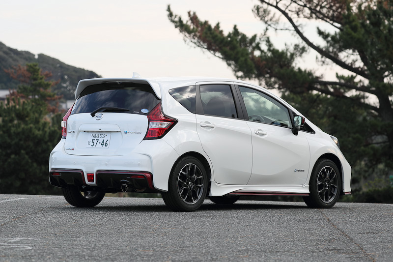 ノート e-POWER NISMOのエクステリアでは専用のフロントグリル、リアバンパー（リアフォグランプ付）、ルーフスポイラー、サイドシルプロテクター、LEDハイパーデイライト（車幅灯連動）、シャークフィンアンテナを装備。また、NISMO仕様らしくフロントクロスバー、フロントサスペンションメンバーステー（トンネルステー）、トンネルステー、リアサスペンションメンバーステー、リアクロスバーなどでボディ補強を行なうとともに、専用チューニングコンピューター（VCM）を搭載して独自のアクセルレスポンスや回生力を実現。足下は16インチアルミホイールに横浜ゴム「DNA S.drive」（195/55 R16）を組み合わせる