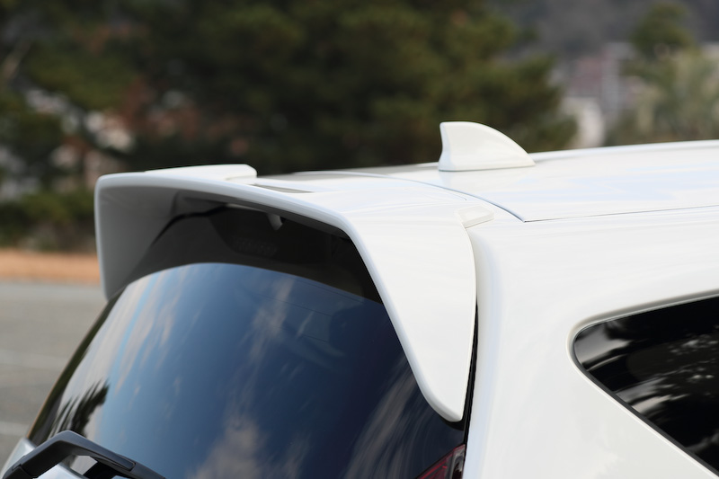 ノート e-POWER NISMOのエクステリアでは専用のフロントグリル、リアバンパー(リアフォグランプ付)、ルーフスポイラー、サイドシルプロテクター、LEDハイパーデイライト(車幅灯連動)、シャークフィンアンテナを装備。また、NISMO仕様らしくフロントクロスバー、フロントサスペンションメンバーステー(トンネルステー)、トンネルステー、リアサスペンションメンバーステー、リアクロスバーなどでボディ補強を行なうとともに、専用チューニングコンピューター(VCM)を搭載して独自のアクセルレスポンスや回生力を実現。足下は16インチアルミホイールに横浜ゴム「DNA S.drive」(195/55 R16)を組み合わせる