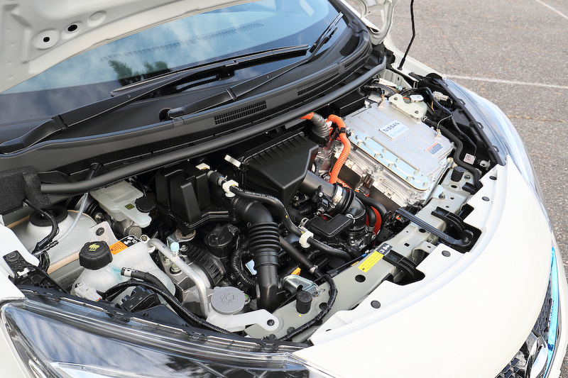 ノート e-POWER NISMOのエクステリアでは専用のフロントグリル、リアバンパー(リアフォグランプ付)、ルーフスポイラー、サイドシルプロテクター、LEDハイパーデイライト(車幅灯連動)、シャークフィンアンテナを装備。また、NISMO仕様らしくフロントクロスバー、フロントサスペンションメンバーステー(トンネルステー)、トンネルステー、リアサスペンションメンバーステー、リアクロスバーなどでボディ補強を行なうとともに、専用チューニングコンピューター(VCM)を搭載して独自のアクセルレスポンスや回生力を実現。足下は16インチアルミホイールに横浜ゴム「DNA S.drive」(195/55 R16)を組み合わせる