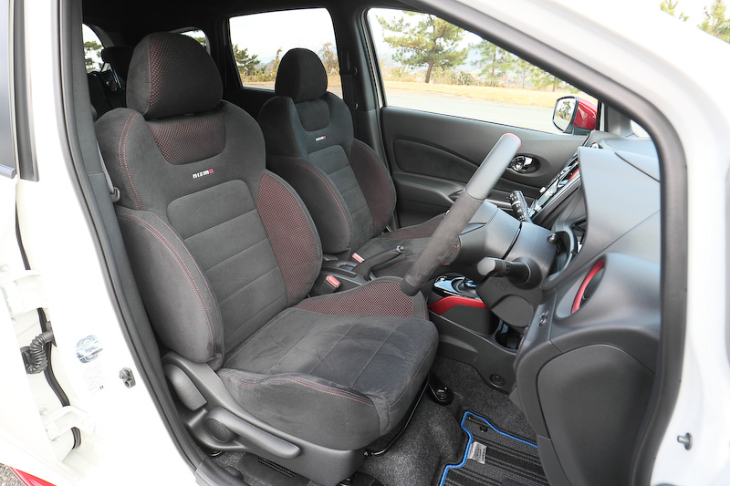 NISMO専用スエード調スポーツシート（前席）