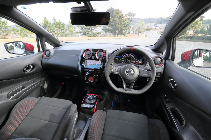 インテリアはブラックを基調に各所に赤色のアクセントを与える仕様。本革とアルカンターラのコンビネーションとなる3本スポークステアリングなどを装備する