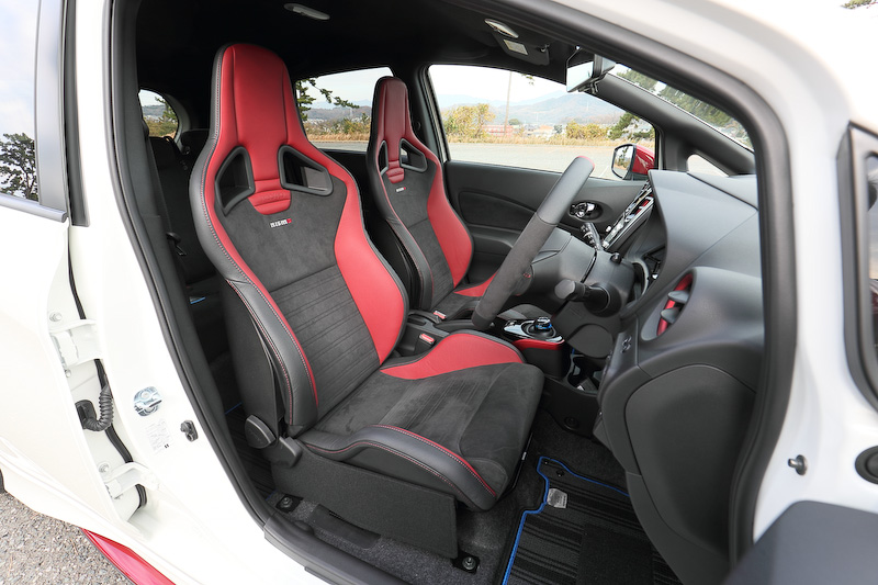 オプション設定のレカロ製スポーツシート（前席）