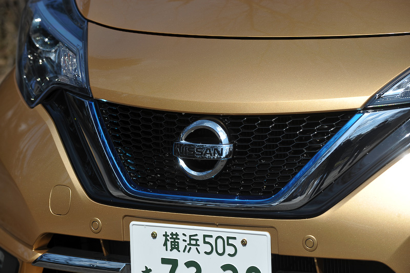 エクステリアではVモーショングリル内のブルー加飾がe-POWER専用のものになるほか、LEDヘッドライトやフォグランプなどを標準装備。足下は15インチアルミホイールにブリヂストン「B250」（185/65 R15）の組み合わせ