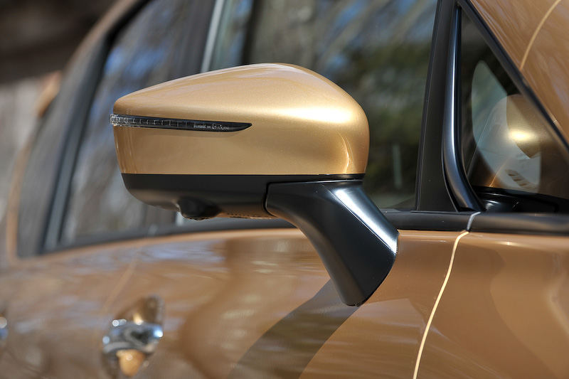 エクステリアではVモーショングリル内のブルー加飾がe-POWER専用のものになるほか、LEDヘッドライトやフォグランプなどを標準装備。足下は15インチアルミホイールにブリヂストン「B250」（185/65 R15）の組み合わせ