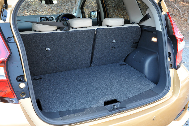 インテリアではオプション設定の「プレミアムホワイトインテリアパッケージ」（5万4000円）を採用