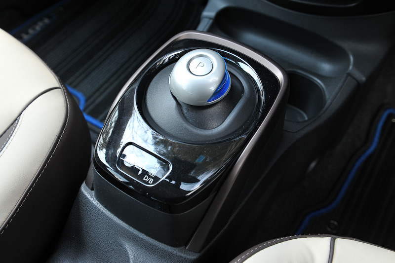 インテリアではオプション設定の「プレミアムホワイトインテリアパッケージ」（5万4000円）を採用