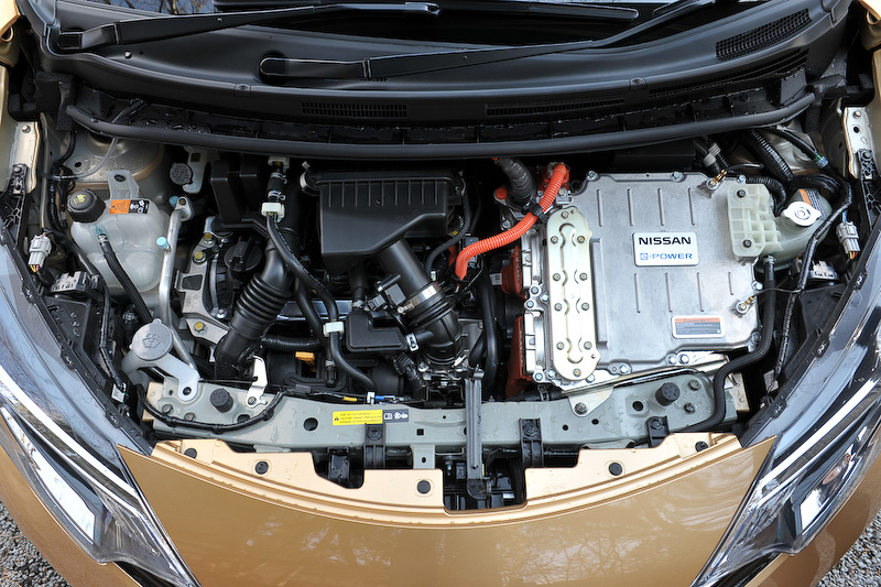 e-POWERでは自然吸気の直列3気筒DOHC 1.2リッター「HR12DE」エンジンを発電専用に搭載し、駆動用モーターによって前輪を駆動する。モーターの出力は最高出力80kW（109PS）/3008-10000rpm、最大トルク254Nm（25.9kgm）/0-3008rpmを発生。JC08モード燃費は34.0km/L