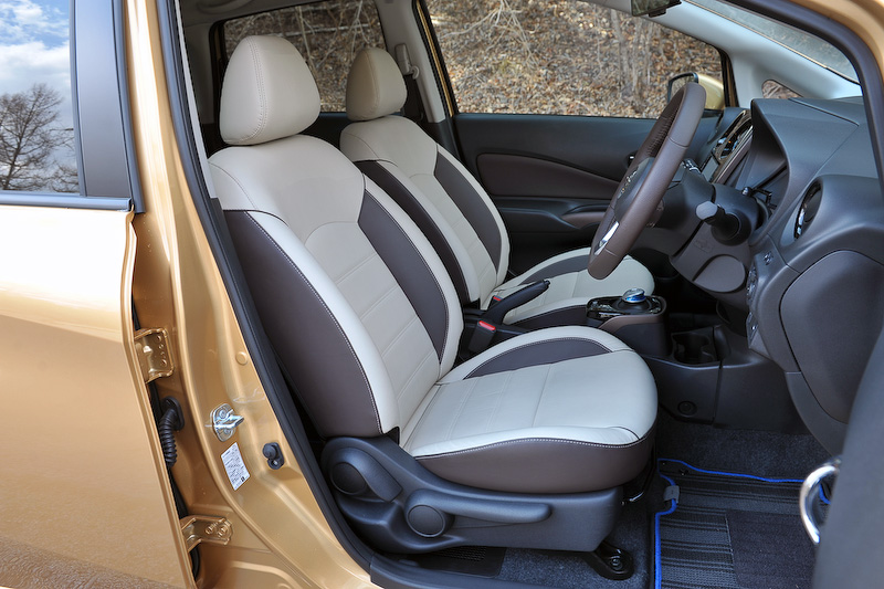 インテリアではオプション設定の「プレミアムホワイトインテリアパッケージ」（5万4000円）を採用