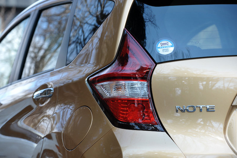 エクステリアではVモーショングリル内のブルー加飾がe-POWER専用のものになるほか、LEDヘッドライトやフォグランプなどを標準装備。足下は15インチアルミホイールにブリヂストン「B250」（185/65 R15）の組み合わせ