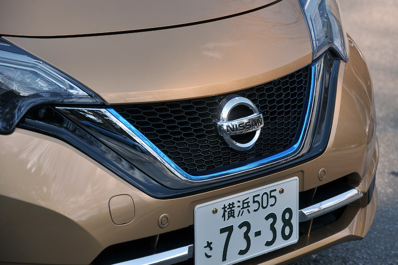 エクステリアではVモーショングリル内のブルー加飾がe-POWER専用のものになるほか、LEDヘッドライトやフォグランプなどを標準装備。足下は15インチアルミホイールにブリヂストン「B250」（185/65 R15）の組み合わせ