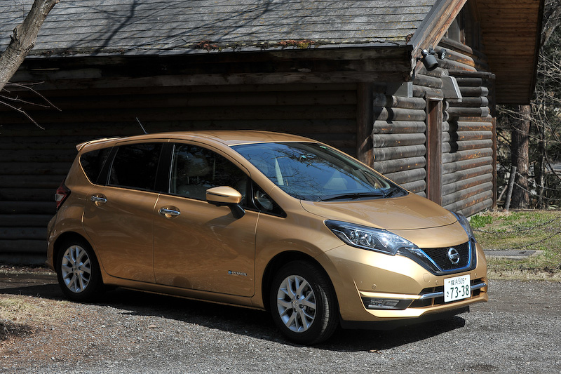 今回試乗したのは標準車のノートでハイエンドに位置付けられる「e-POWER メダリスト」。価格は224万4240円。ボディサイズは4100×1695×1520mm（全長×全幅×全高）、ホイールベースは2600mm。ボディカラーはギャラクシーゴールド