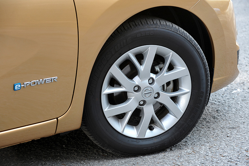 エクステリアではVモーショングリル内のブルー加飾がe-POWER専用のものになるほか、LEDヘッドライトやフォグランプなどを標準装備。足下は15インチアルミホイールにブリヂストン「B250」（185/65 R15）の組み合わせ