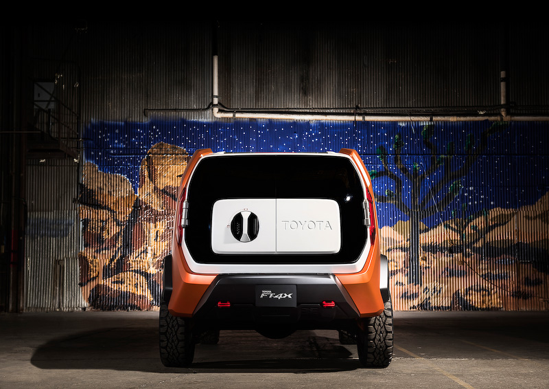 FT-4Xのボディサイズは167.3×71.7×63.9インチ、ホイールベースは103.9インチ。「X」をモチーフにした特徴的なスタイリングに仕上げるとともに、ランドクルーザーなどトヨタSUVの伝統を継承する水平基調のグリル、横開き＆縦開きが可能なバックドア、小型カメラを備えたサイドミラーなどを採用