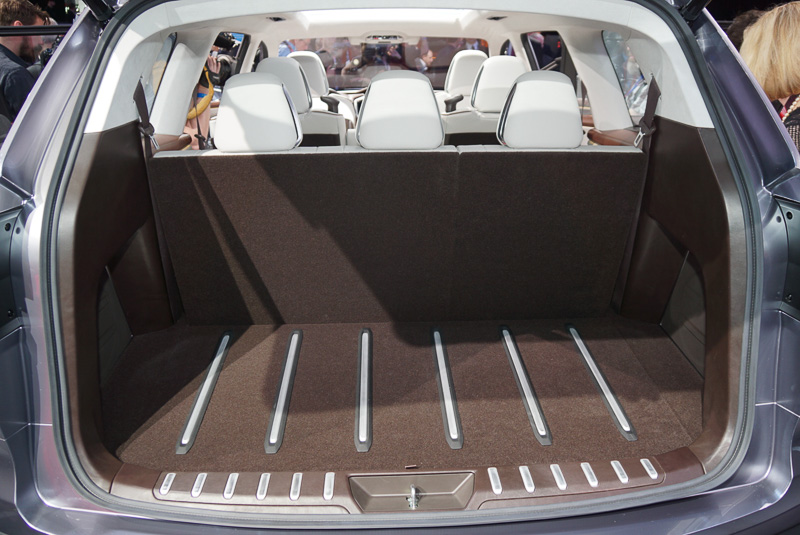 会場で公開されたSUBARU ASCENT SUV CONCEPT