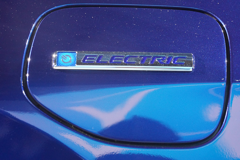 クラリティ エレクトリックのエンブレム