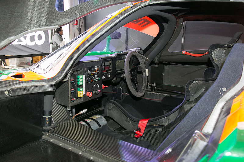 プロトタイプ選手権は2座仕様なのでドライバーズシートは右に寄っていて、左側にはもう1つシートが付くスペースがある。この当時のクルマはパワステがなく、しかも極太のスリックタイヤなのでステアリングは非常に重い。そのためステアリング径は現在のレースカーと比べるとかなり大きめだ