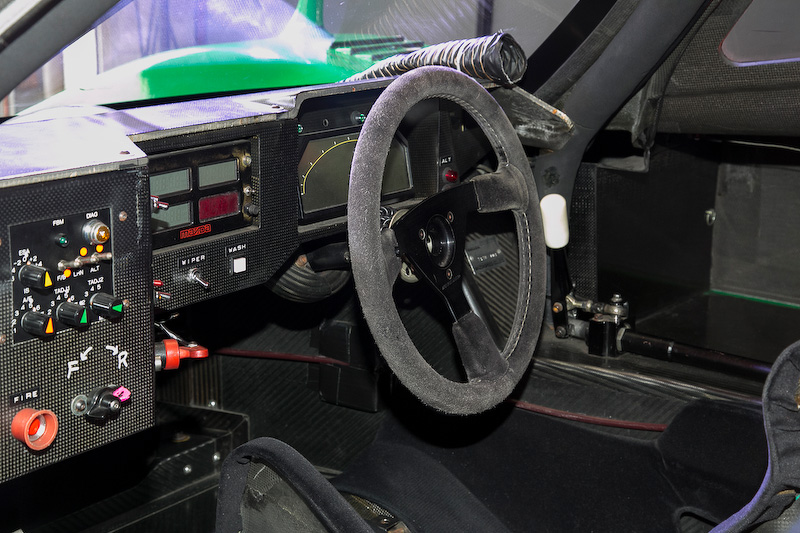 プロトタイプ選手権は2座仕様なのでドライバーズシートは右に寄っていて、左側にはもう1つシートが付くスペースがある。この当時のクルマはパワステがなく、しかも極太のスリックタイヤなのでステアリングは非常に重い。そのためステアリング径は現在のレースカーと比べるとかなり大きめだ