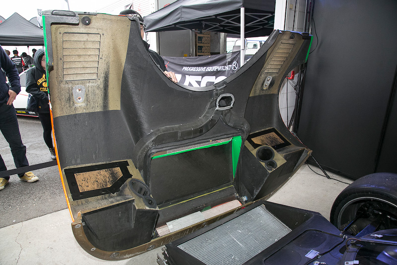 787Bはフロントにラジエターがあるのでドライバーの足下は非常に熱くなる。そのため長時間走る耐久レースでは足先に水ぶくれができるほどだったという。そこで202号車には足下の温度を下げるためのダクトが設けられた（RENOWNのRとNの文字横にあるのがそれ）。風圧の高い位置にあるのでかなり冷えるとのこと。入った空気を抜くためにサイドウィンドウの後ろにエア抜き用の隙間が設けてある