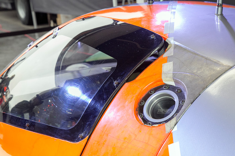 787Bはフロントにラジエターがあるのでドライバーの足下は非常に熱くなる。そのため長時間走る耐久レースでは足先に水ぶくれができるほどだったという。そこで202号車には足下の温度を下げるためのダクトが設けられた（RENOWNのRとNの文字横にあるのがそれ）。風圧の高い位置にあるのでかなり冷えるとのこと。入った空気を抜くためにサイドウィンドウの後ろにエア抜き用の隙間が設けてある