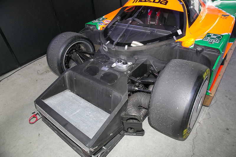 前後のカウルを外した状態。フロント部ではラジエターのセット方法やサスペンションの作りがよく分かる。リアの手前に見えるのはオイルクーラーで、この下にもコアが入った2段式になっている。フィッティングは16番という大きなサイズを使っていた。シャシーはカーボンモノコック、車体の鉄の部分は場所によって違うが、主にSCM435のクロモリ材が使われる