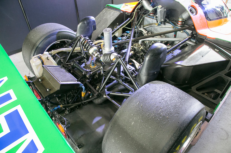 前後のカウルを外した状態。フロント部ではラジエターのセット方法やサスペンションの作りがよく分かる。リアの手前に見えるのはオイルクーラーで、この下にもコアが入った2段式になっている。フィッティングは16番という大きなサイズを使っていた。シャシーはカーボンモノコック、車体の鉄の部分は場所によって違うが、主にSCM435のクロモリ材が使われる