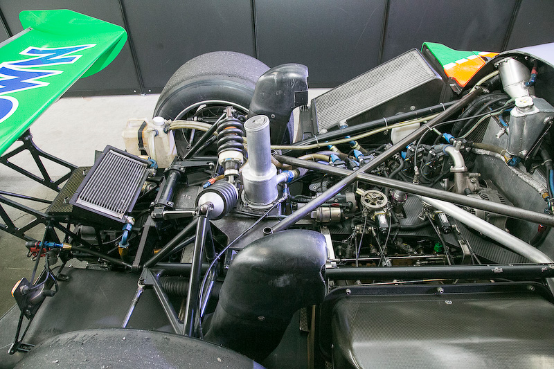 右からマツダR26B 4ローターエンジン、ドライサンプ用オイルタンク＆デフ、5速のギヤボックスという順番で並んでいる。4ローターエンジン自体は基本的に生産車と同じような材料を使うが、調合などを変えているとのこと。リアハウジングはアルミ製。ギヤボックスのケースはマグネシウム製