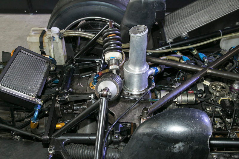 右からマツダR26B 4ローターエンジン、ドライサンプ用オイルタンク＆デフ、5速のギヤボックスという順番で並んでいる。4ローターエンジン自体は基本的に生産車と同じような材料を使うが、調合などを変えているとのこと。リアハウジングはアルミ製。ギヤボックスのケースはマグネシウム製