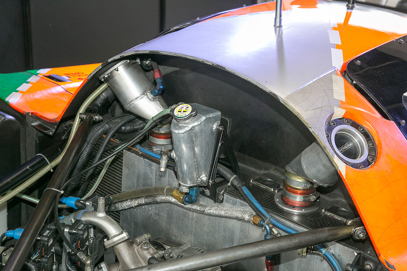 サーキットごとに周回方向が異なるので、どのコースにも対応できるよう左右に給油口がある。当時は給油要員が2名使えたので片側で給油、片側で圧を抜いていた。当時のレギュレーションは1秒間に1Lしか入れてはいけないものだったので、100L近く入れるには1分30秒くらいのストップが必要だったとのこと。また、当時のレギュレーションではギヤボックス交換は禁止、修理はOKという決まりだった。修理やギヤレシオ変更の作業性を上げるため、ギヤボックスを囲うようにレイアウトされているリアウイングステーが前方へ跳ね上がるようになっている