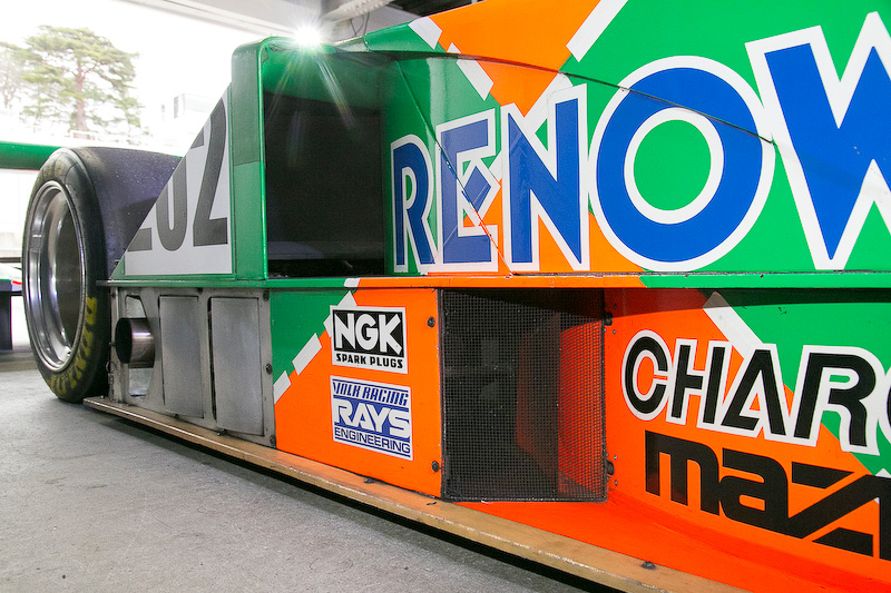 カウルサイドのダクトは吸気用とマフラー冷却用がある。上が吸気、下がマフラー冷却だ。ロータリーエンジンは排気温度が非常に高温になるため、仕切りで区切ったほうのダクトはエキマニに直接走行風をあてるエキマニ冷却用。ちなみにエキマニの材質はインコネル