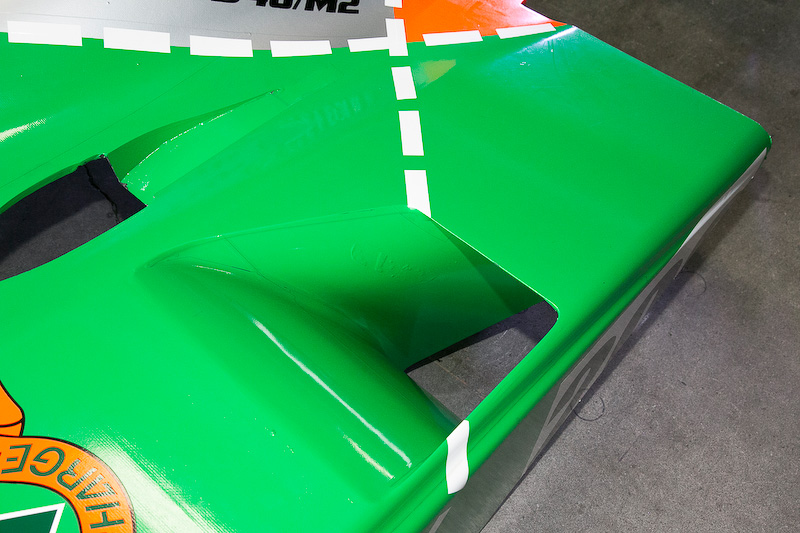 787Bといえばエキゾーストサウンドが特徴だが、本来は120dBくらいに抑えるようになっているという。実はいまはサイレンサーがへたっているので、音が大きめになっているとのこと。音量規制があったのはデイトナくらいで、そこでは音を絞っていたという話も聞けた。排気温度の高いロータリーエンジンではマフラーも高温になるので、カウルサイド部と上部にも熱抜きのダクトが設けられていた