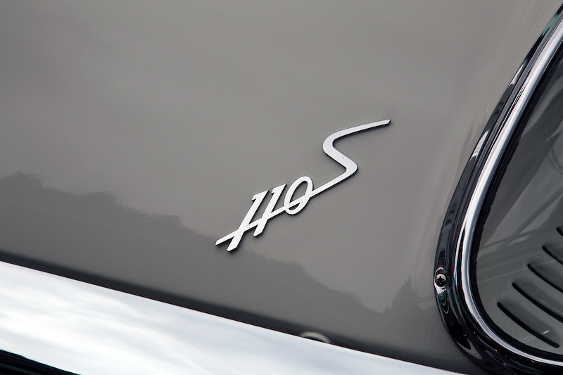 ヘッドライトカバーの内側には、外気を入れて曇りが出ないようにするスリットがある。エンブレムは輸出用の110S。フェンダーにあるスリットはエンジンルームの熱気抜き