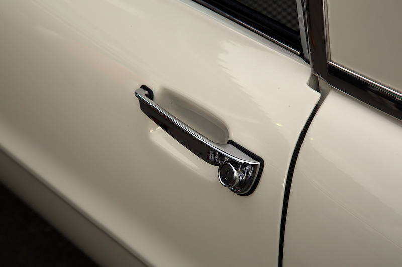 ボディ装飾の小物の造形も凝っている。細部までデザインを突き詰めたクルマだ。Bピラーにあるダクトは室内の換気用。バイザーの形状もきれいだ