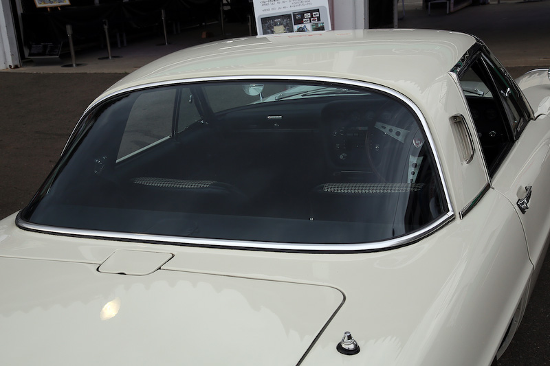 ウィンドウウォッシャーのノズル形状も独特。水圧を高めるためか、パイプを横に出して側面にノズルが開いている。リアウィンドウはかなり大きめで、スタイルの特徴になっている。バンパーで分割されているが、ブレーキを踏むと上下ともにブレーキランプが点灯する