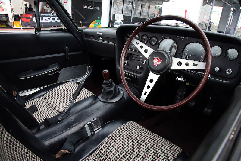 もともと展示車だったので室内もそれなりに程度がよかったが、痛んだ部分をこの機会に直した。ドアを開けるノブはアームレスト下にあるので分かりにくい。そのため、初めて乗った人だと降りるときにノブを探すケースが多い